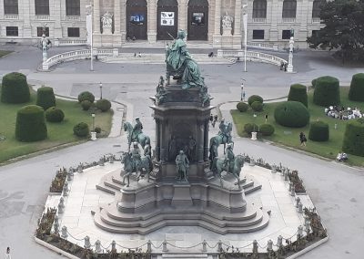 Maria-Theresien-Platz mit Denkmal
